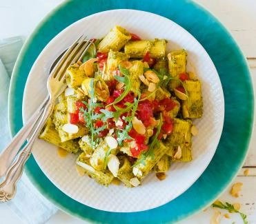 2016-06 pasta-mit-tomaten-rucola-pesto